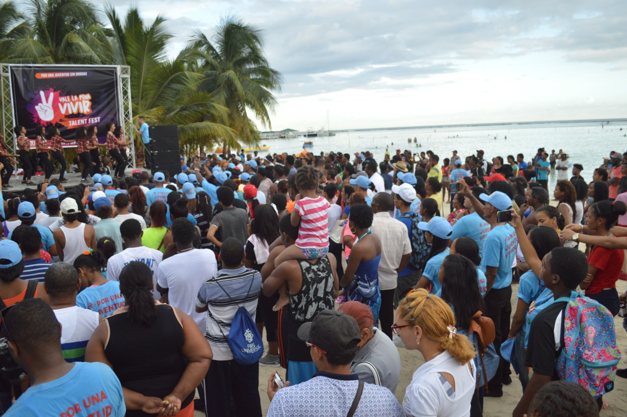 Imagem de capa - Dias antes da passagem do furacão Irma, FJU mobiliza jovens caribenhos